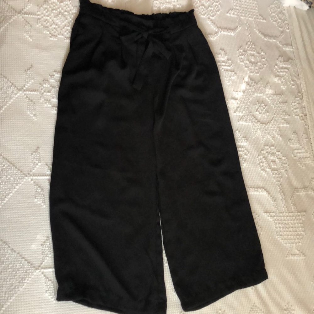 Wide-legged cropped pants.